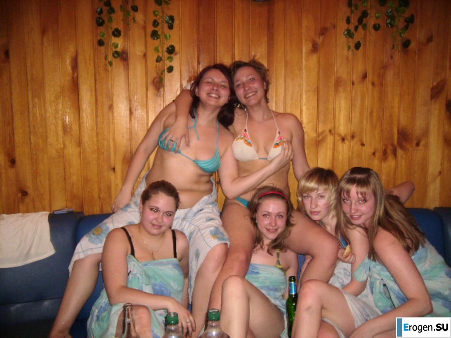 Русские девушки отдыхают в сауне