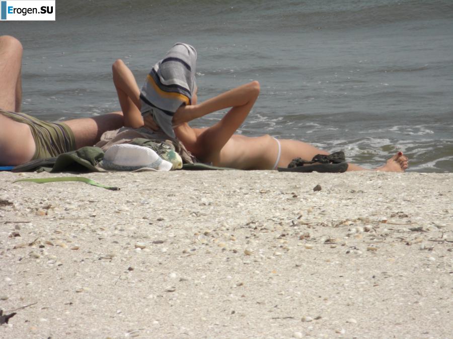 Topless thin girl on the beach. Photo 2