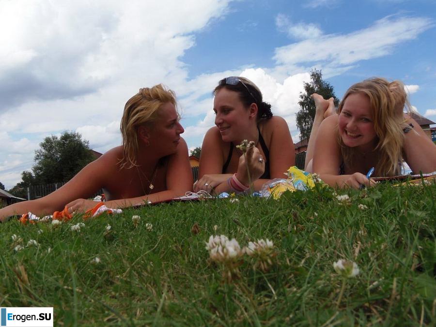 three girlfriends modestly misbehaving. Photo 1