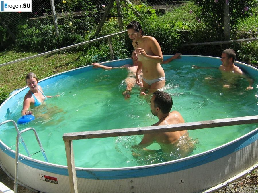 naked chicks in the pool. Photo 1