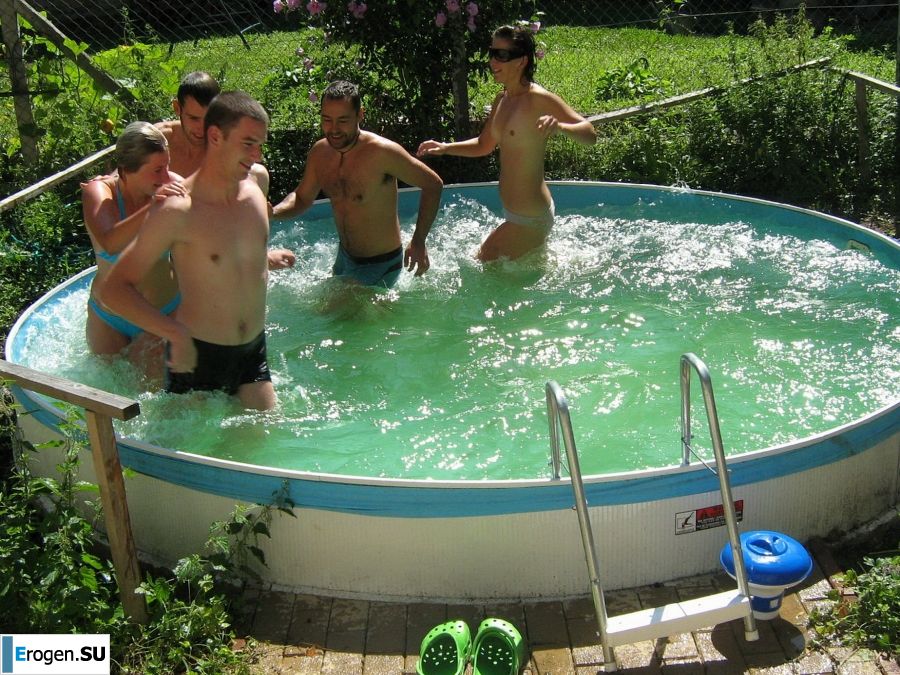 naked chicks in the pool. Photo 2