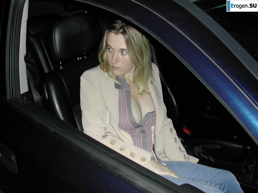 A blonde with a thin waist poses in front of her husband in the car and at home. Part 2. Photo 1